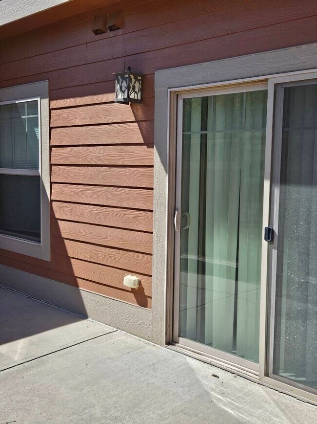 Building Photo - Beautiful 2 Bedroom Condo Avail NOW