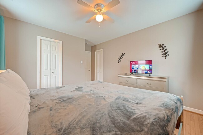 Building Photo - 5330 Hialeah Dr