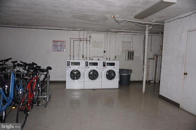 Building Photo - 1322 Fort Myer Dr