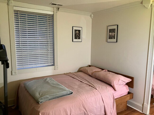 Building Photo - Furnished 6 month rental