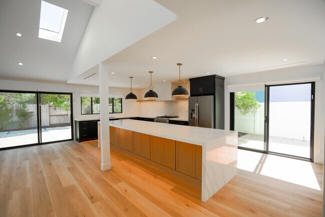 Building Photo - 1800 Oriole Dr