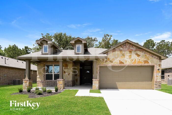 Primary Photo - 127 Lk Wy Cir