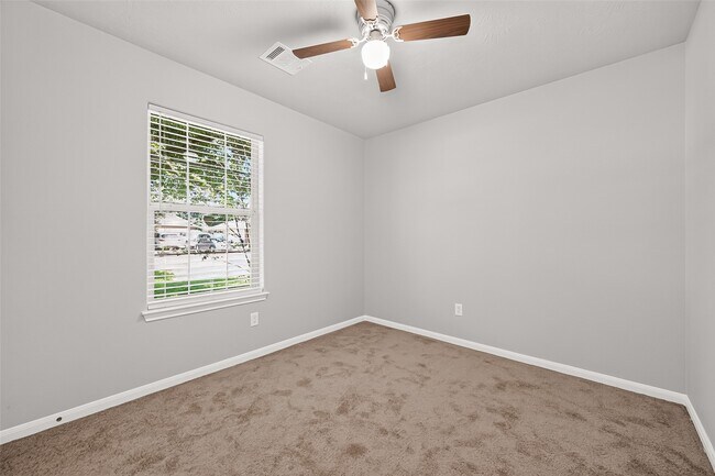Building Photo - 16200 Sun View Ln