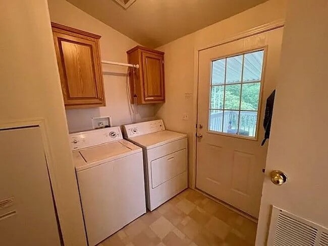 Building Photo - PENDING 3 Bdrm, 2 Bath Furnished Home in O...