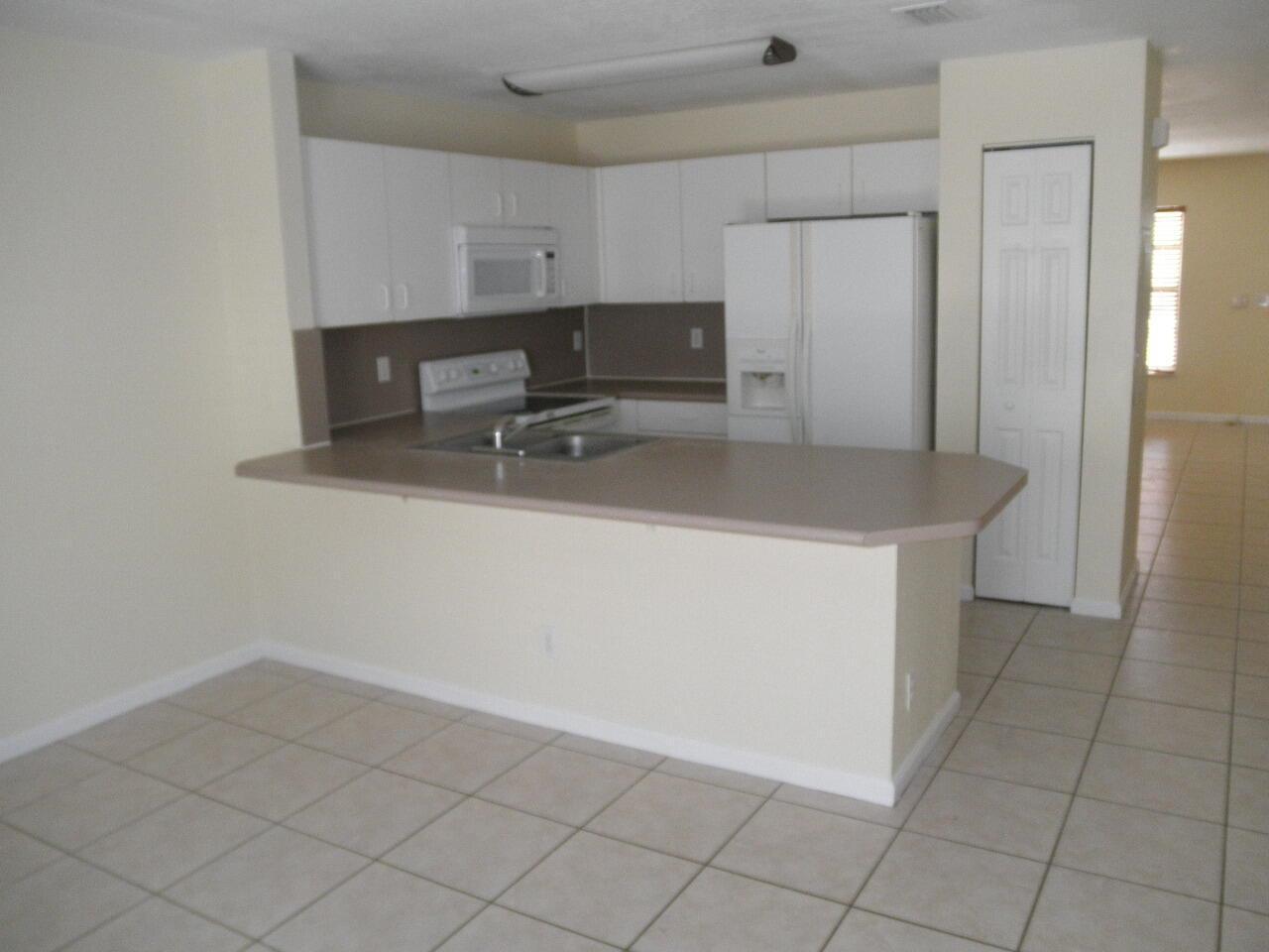 Building Photo - 876 Summit Lake Dr