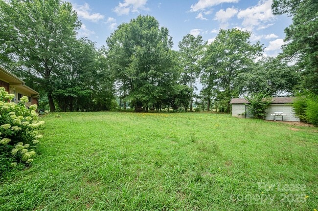 Building Photo - 6118 S Rocky River Rd