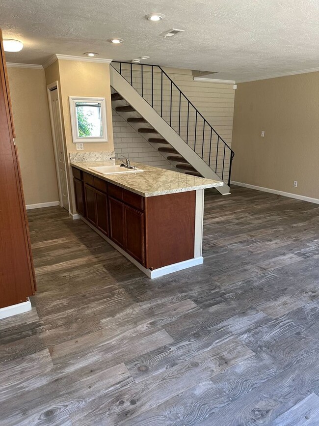 Building Photo - Comfortable 2-Bedroom Unit in North Sacram...