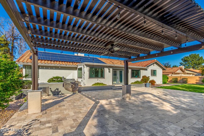 Building Photo - 687 E Park Ave