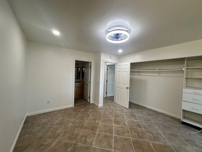 Building Photo - Available Now! 3 bed/ 2 bath condo
