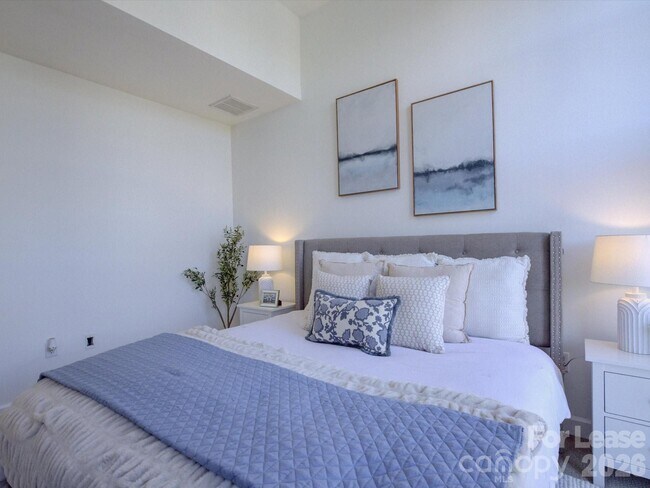 Building Photo - 636 Garden District Dr