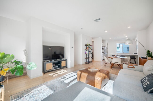Building Photo - $3595.00 - Newer Large 3/2.5 Townhome in B...