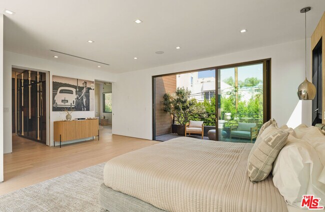 Building Photo - 1130 N Poinsettia Pl