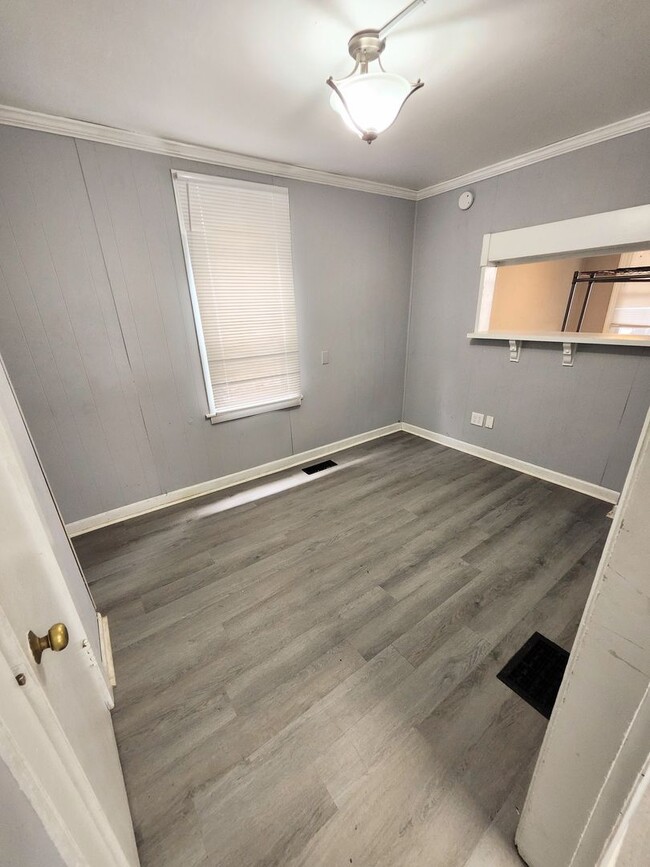 Building Photo - Rent Special - $300 off first month's rent