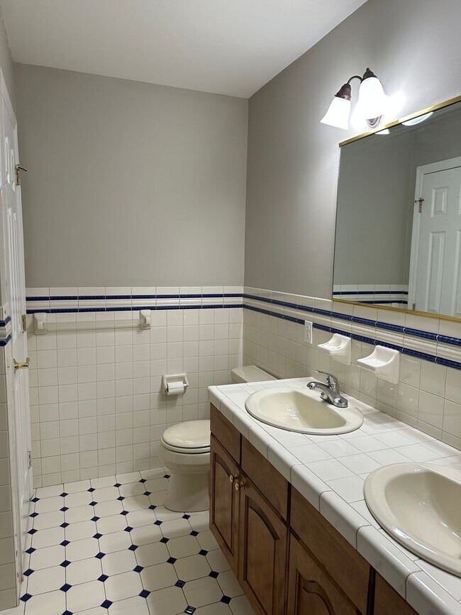 Building Photo - 121 Oak Hill Ln