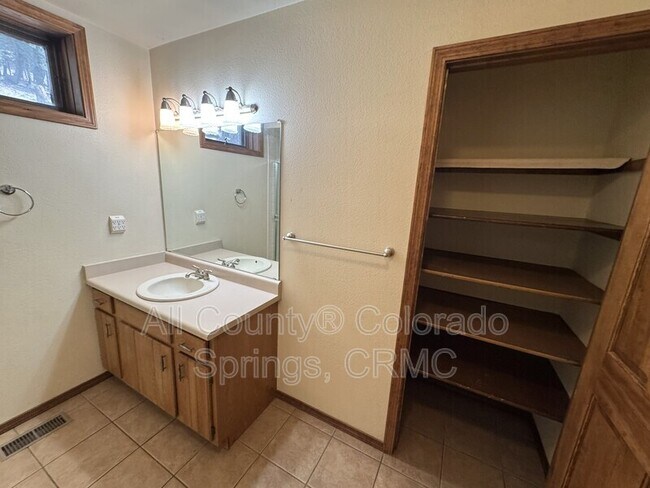 Building Photo - 380 Ponderosa Ln