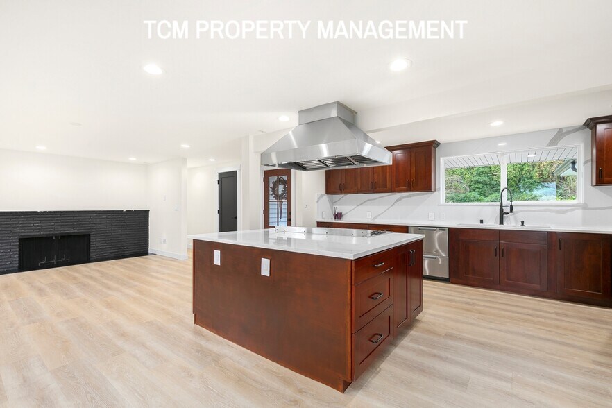 Building Photo - 1121 E Guiberson St