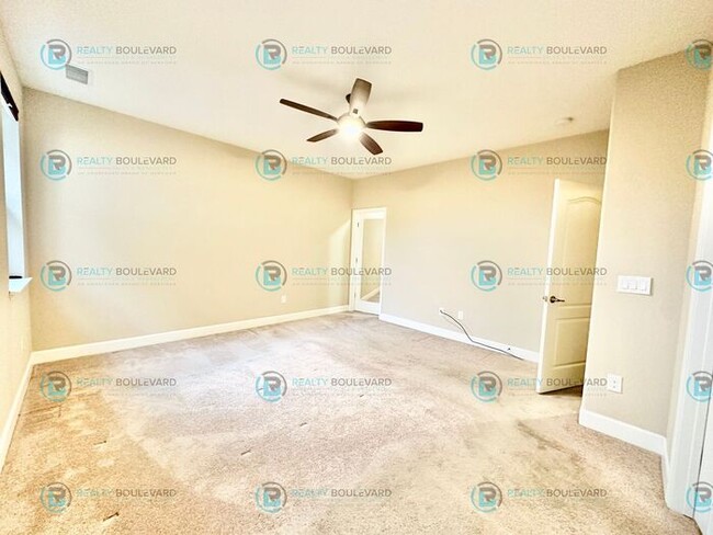 Building Photo - 1/2 Month Free! Spacious 4-Bedroom Gem in ...