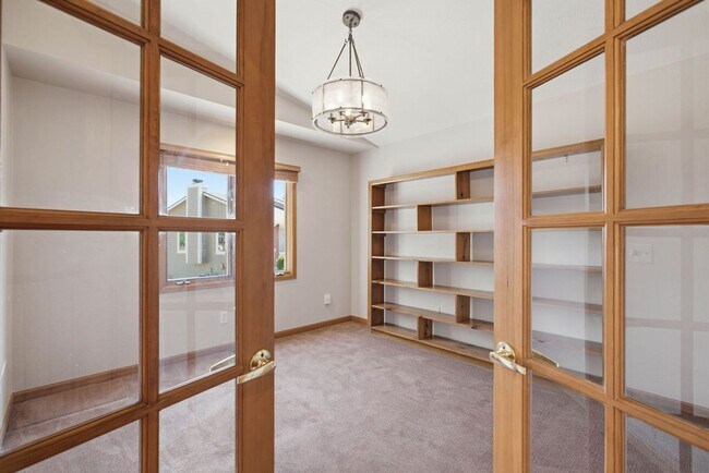 Building Photo - 4 Bedroom 3 Bathroom Duplex in Emerald Glen