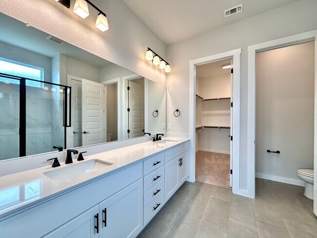 Building Photo - Modern 5/BR 4/BA with Stylish Finishes, Sp...