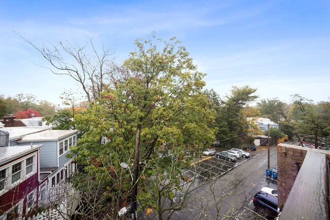 Building Photo - Available Now! Parking! // 3 bedroom 2.5 b...