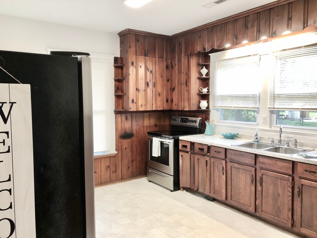 Large Kitchen w/SS Appliances - 2205 Mayflower Dr