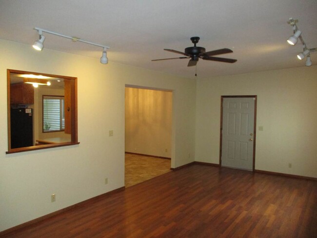 Building Photo - 2 bedroom 1 bathroom Apartment close to Do...