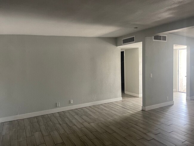 Building Photo - NEWLY REMODELED 3 BEDROOM 2 BATH HOME COME...