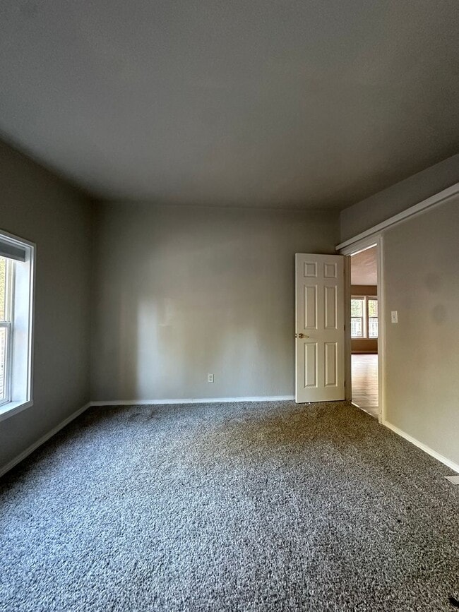 Building Photo - Adorable home in La Pine area, 1.5 acres fully fenced!!