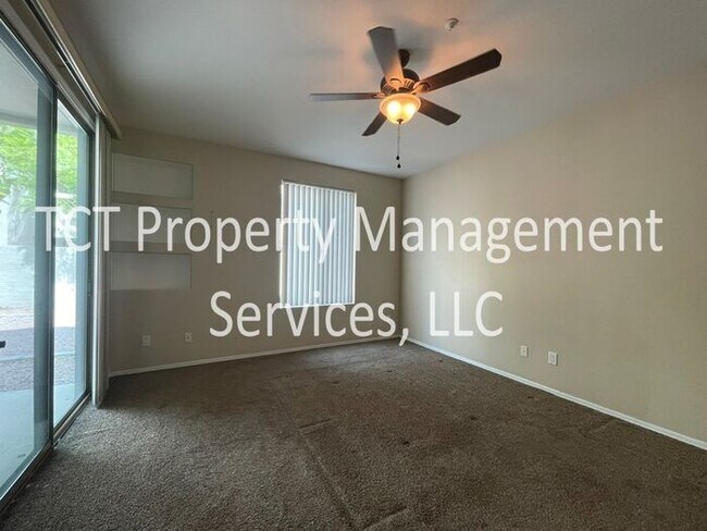 Building Photo - Gorgeous 2 Bedroom Townhome in Gate Commun...