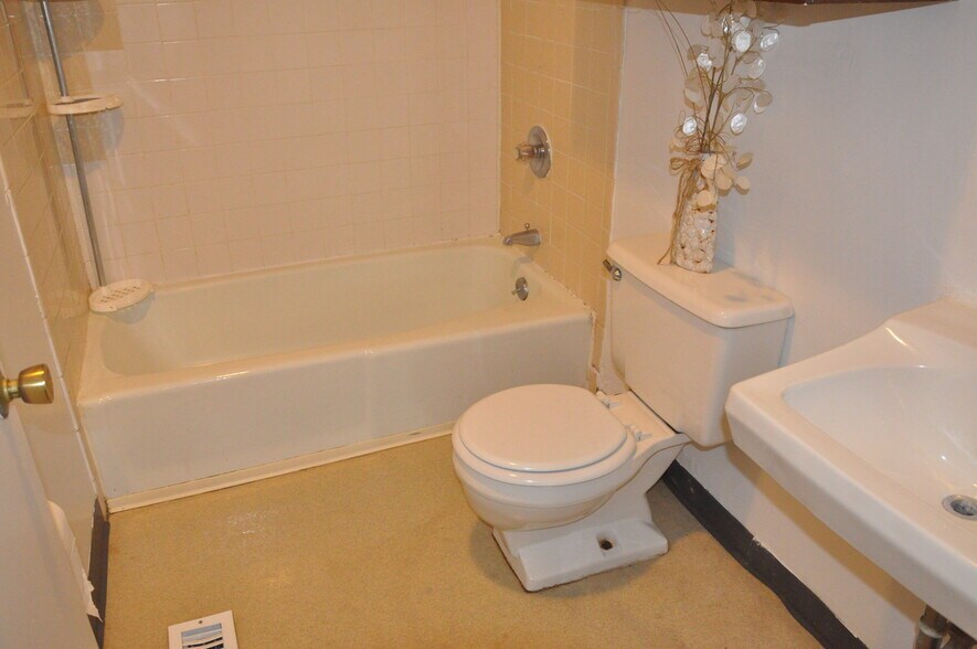 Bathroom - 707 N Aurora St