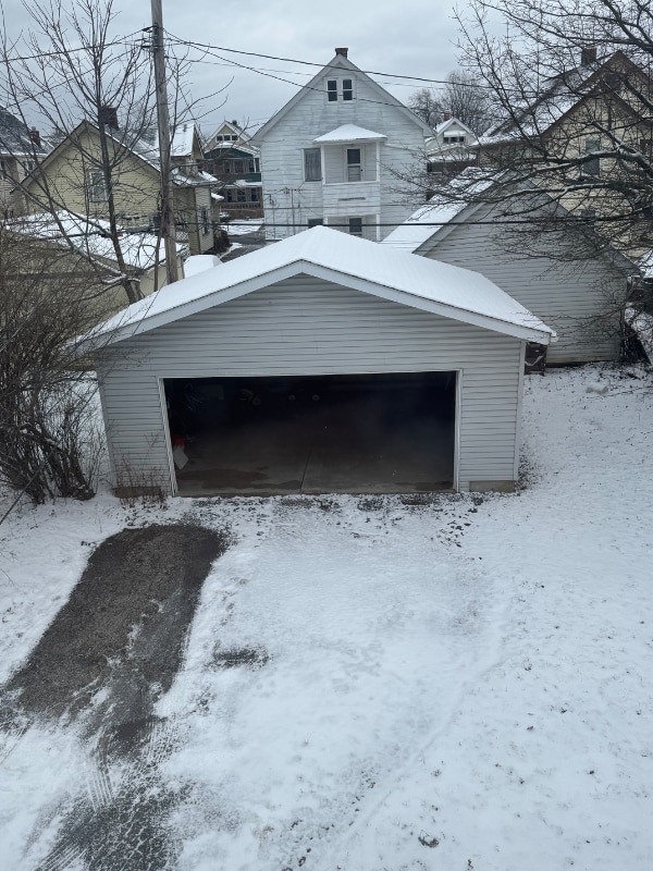 Building Photo - 2027 Chesterland Ave