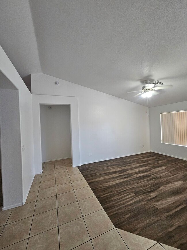 Building Photo - 3 Bedroom Home - No HOA - Single Level - North Phoenix *$500 Off First Month's Rent*