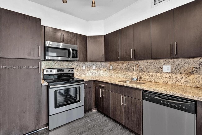 Building Photo - 500 Bayview Dr