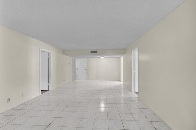 Building Photo - 4218 Inverrary Blvd