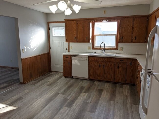 Building Photo - House For Rent