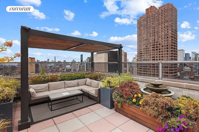 Building Photo - 300 E 40th St