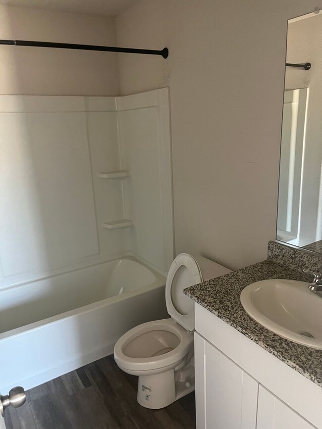 Building Photo - 2 weeks free rent with approved applicatio...