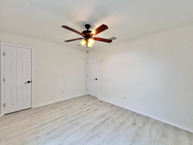 Building Photo - Beautiful 3/BR 2.5/BA Home with Modern Fin...