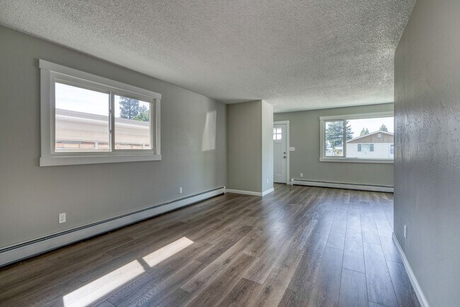 Building Photo - Beautifully renovated three bedroom with l...