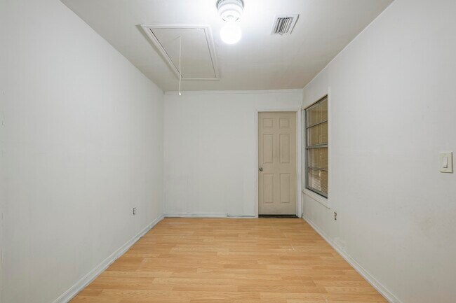 Building Photo - 280 NW Airoso Blvd