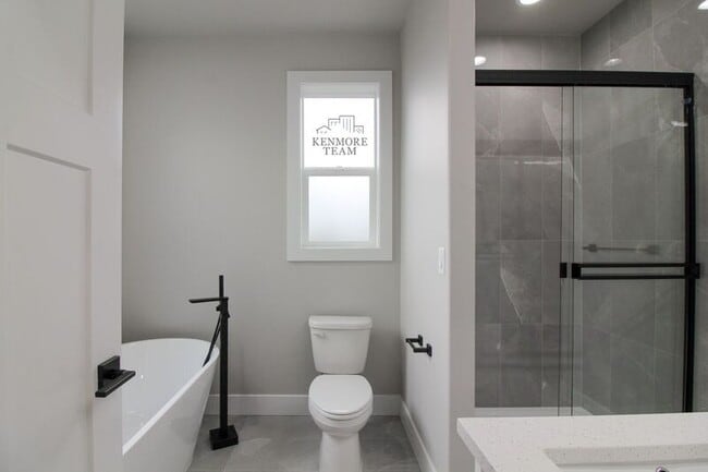 Building Photo - 716 N Rd 42