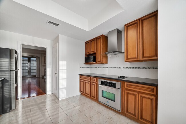 Building Photo - 7505 Memorial Woods Dr