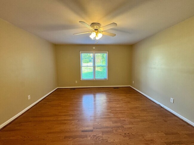 Building Photo - 155 Lorraine Dr