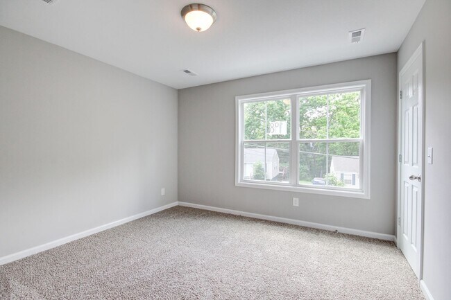 Building Photo - 925 Woody Hills Dr