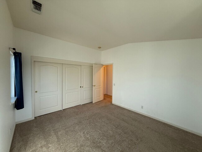 Building Photo - Large two story in Rose Hollow neighborhoo...