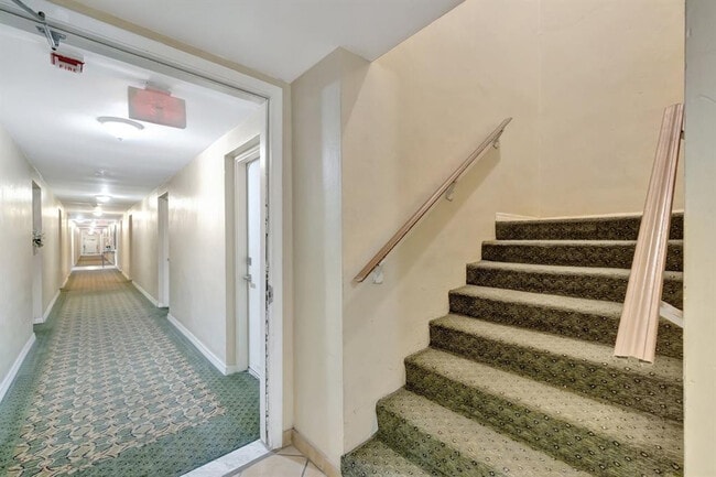 Building Photo - 2400 NE 33rd Ave