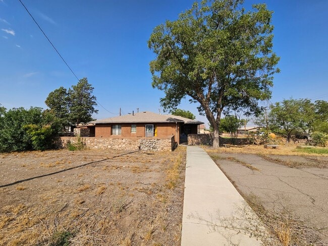 Building Photo - Beautiful Retro 3 Bd/2Ba Home Ready Lookin...