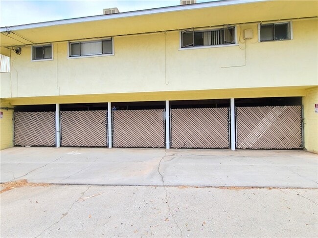Building Photo - 12 W Cypress Ave