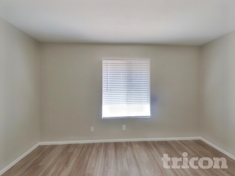 Building Photo - 570 W Myrna Ln