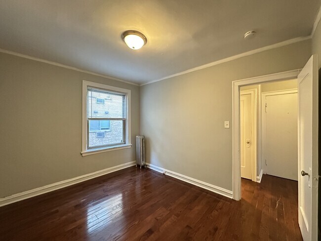 Building Photo - 547 W Surf St